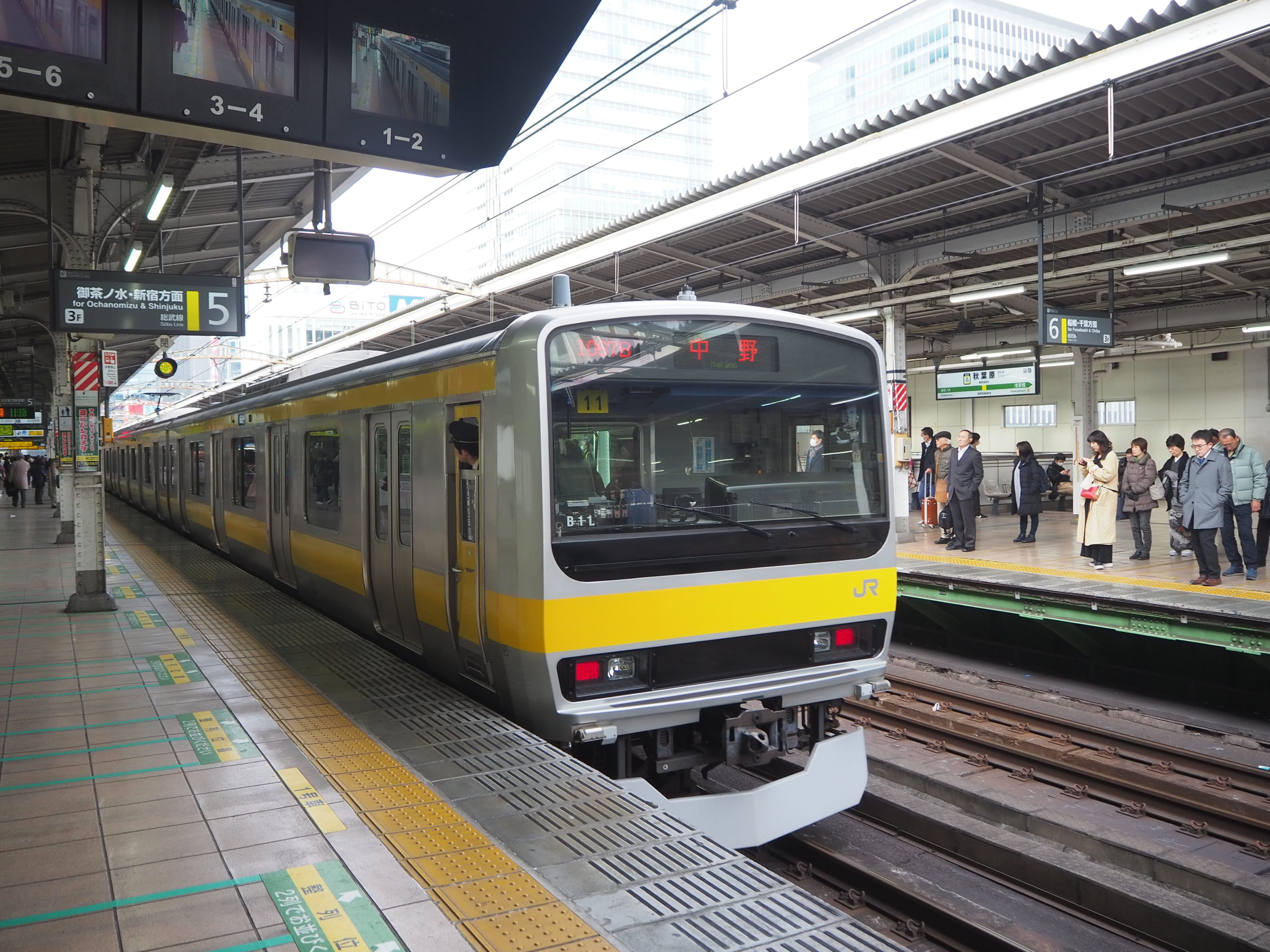 総武線E231系電車