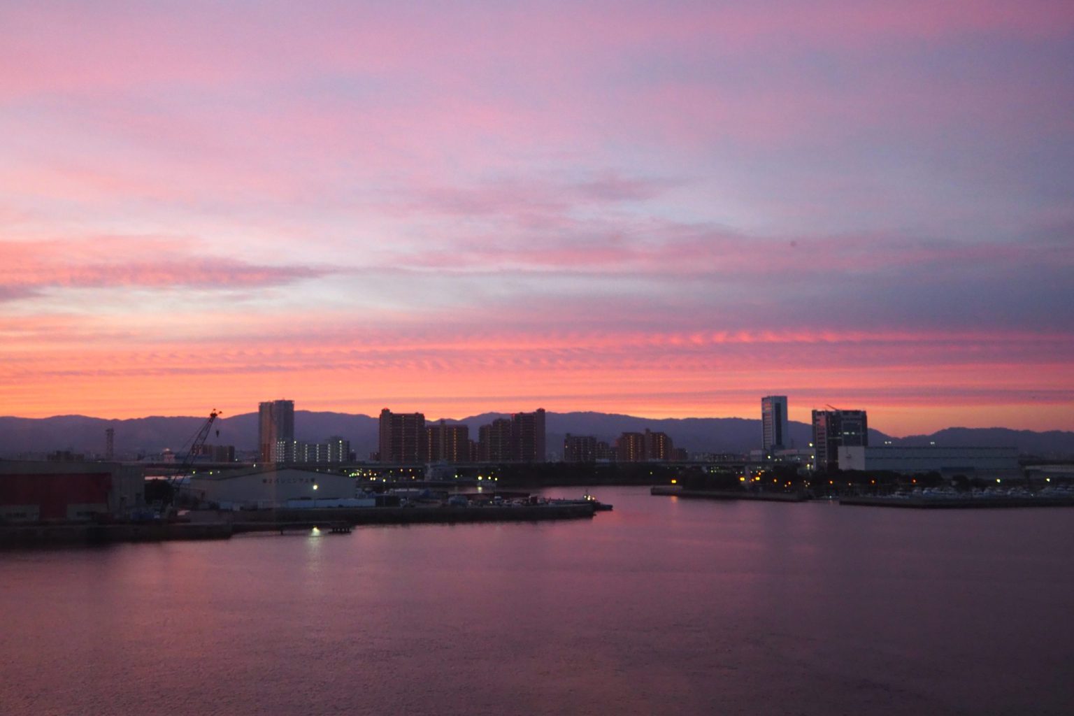 朝焼けの港 ／ ゆずごフォト CC-BY フリー素材写真配布