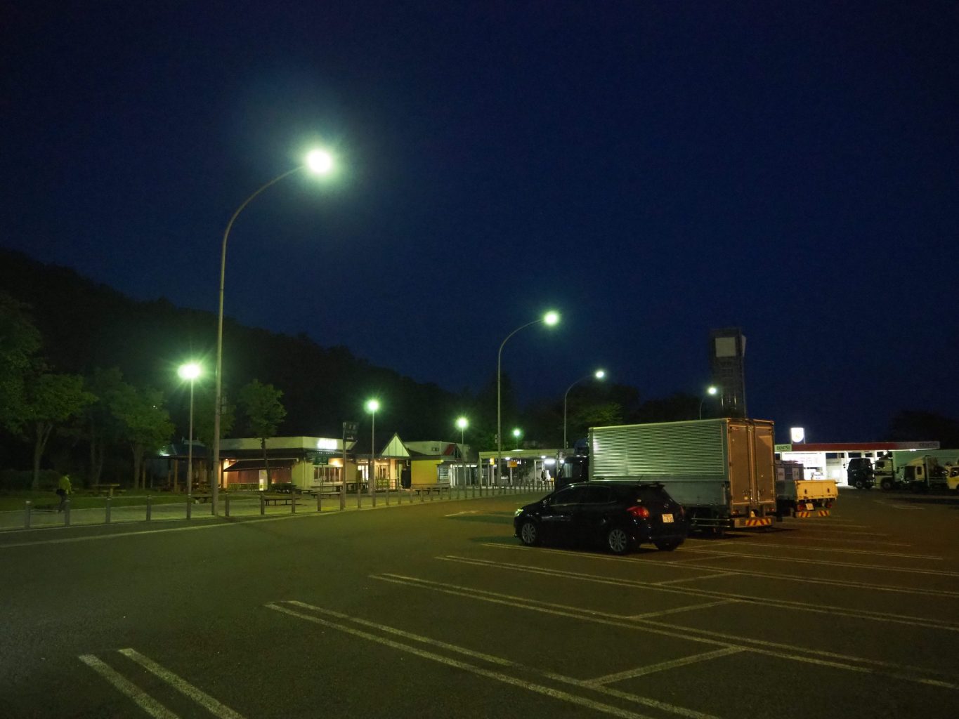 深夜の名立谷浜サービスエリア ／ ゆずごフォト CC-BY フリー素材写真配布