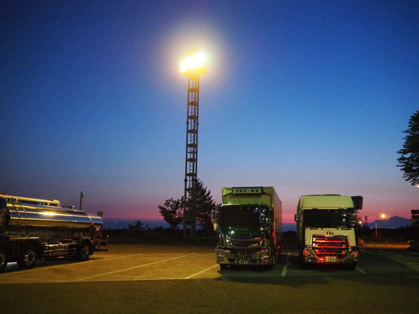 明け方の名立谷浜サービスエリアとトラック ／ ゆずごフォト CC-BY フリー素材写真配布