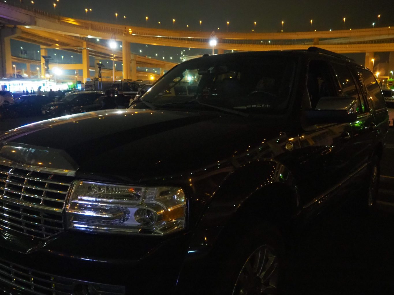 夜の大黒パーキングエリアに駐車中の車 ／ ゆずごフォト CC-BY フリー素材写真配布