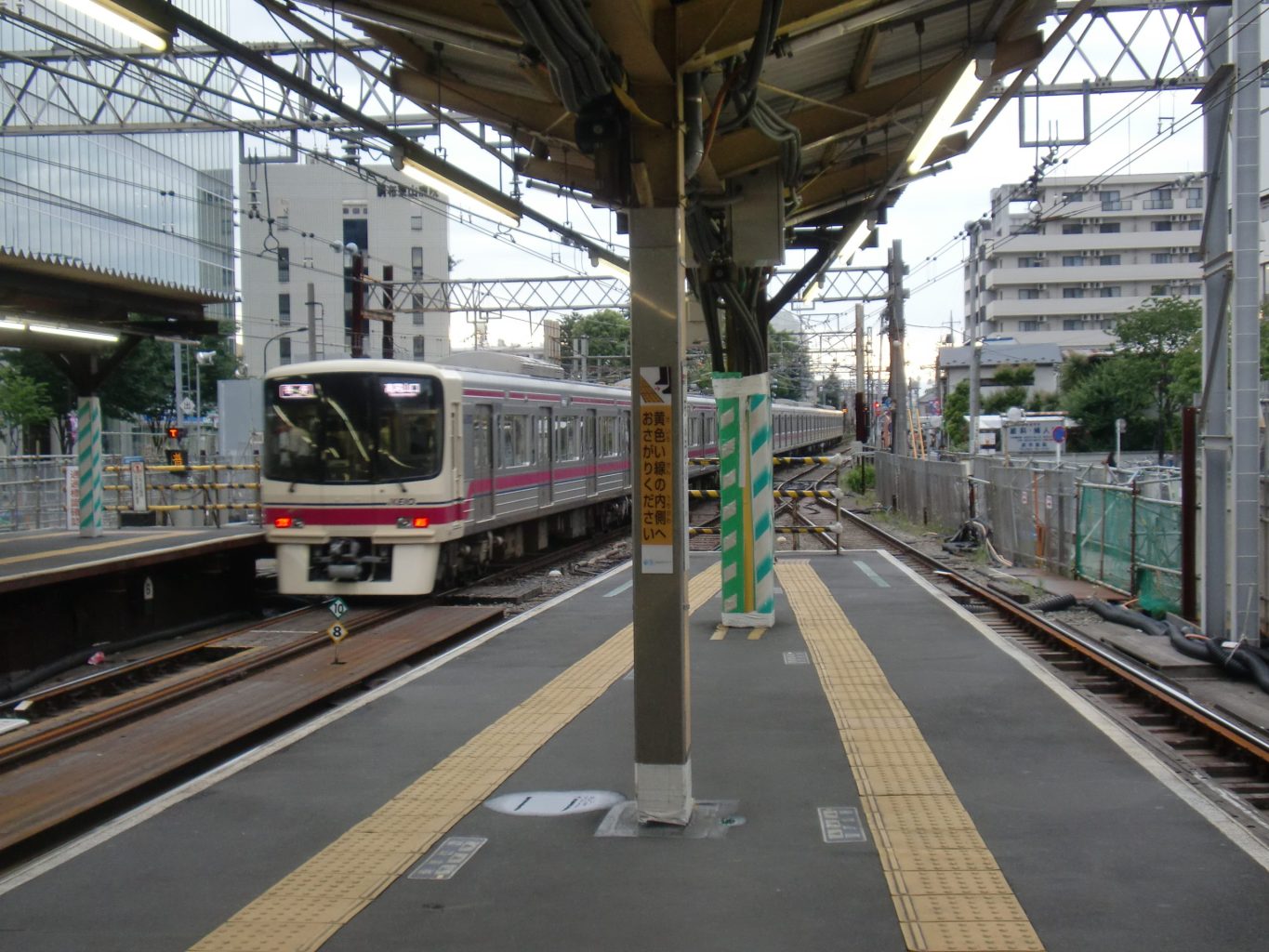 京王調布駅 ホーム末端 1 ／ ゆずごフォト CC-BY フリー素材写真配布