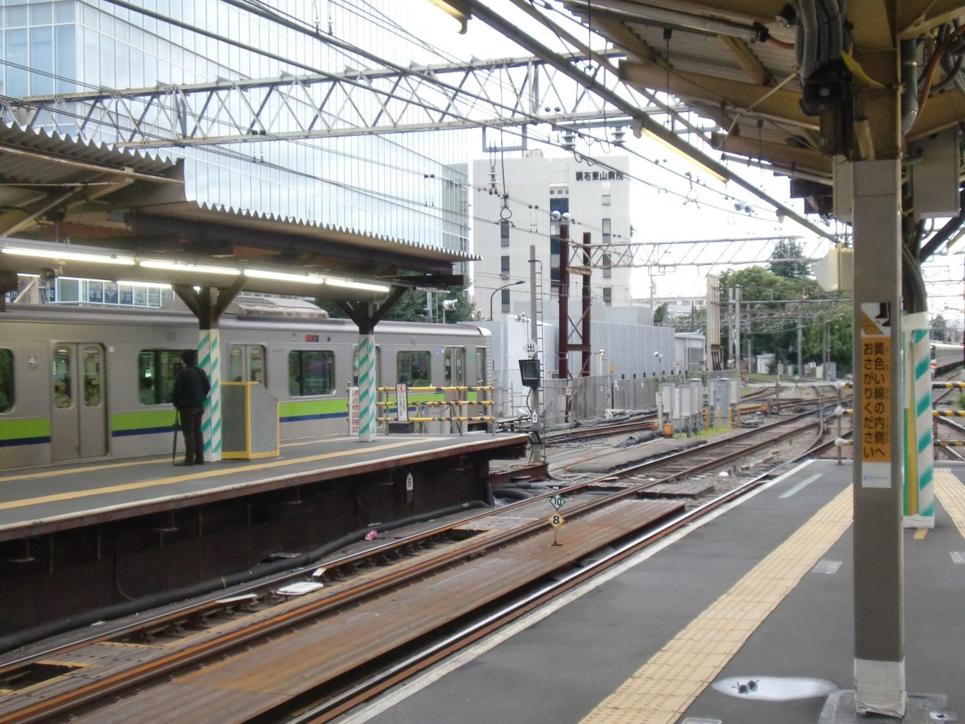 京王調布駅 ホーム末端 2 ／ ゆずごフォト CC-BY フリー素材写真配布