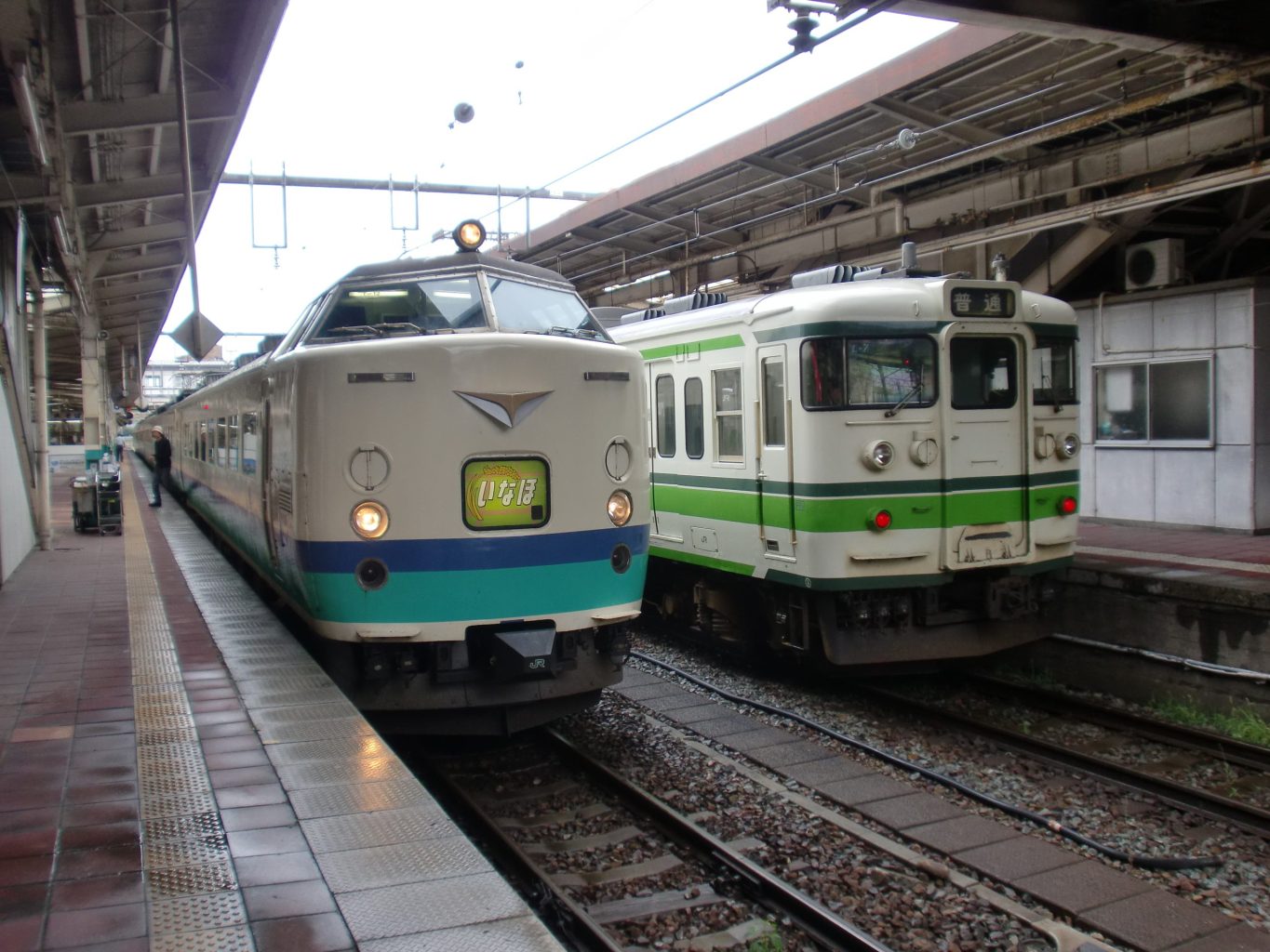 485系電車「いなほ号」と115系電車 ／ ゆずごフォト CC-BY フリー素材写真配布