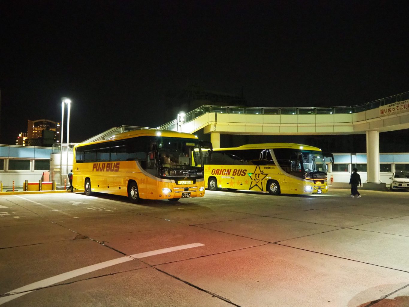 湊町パーキングエリアに駐車中のバス ／ ゆずごフォト CC-BY フリー素材写真配布