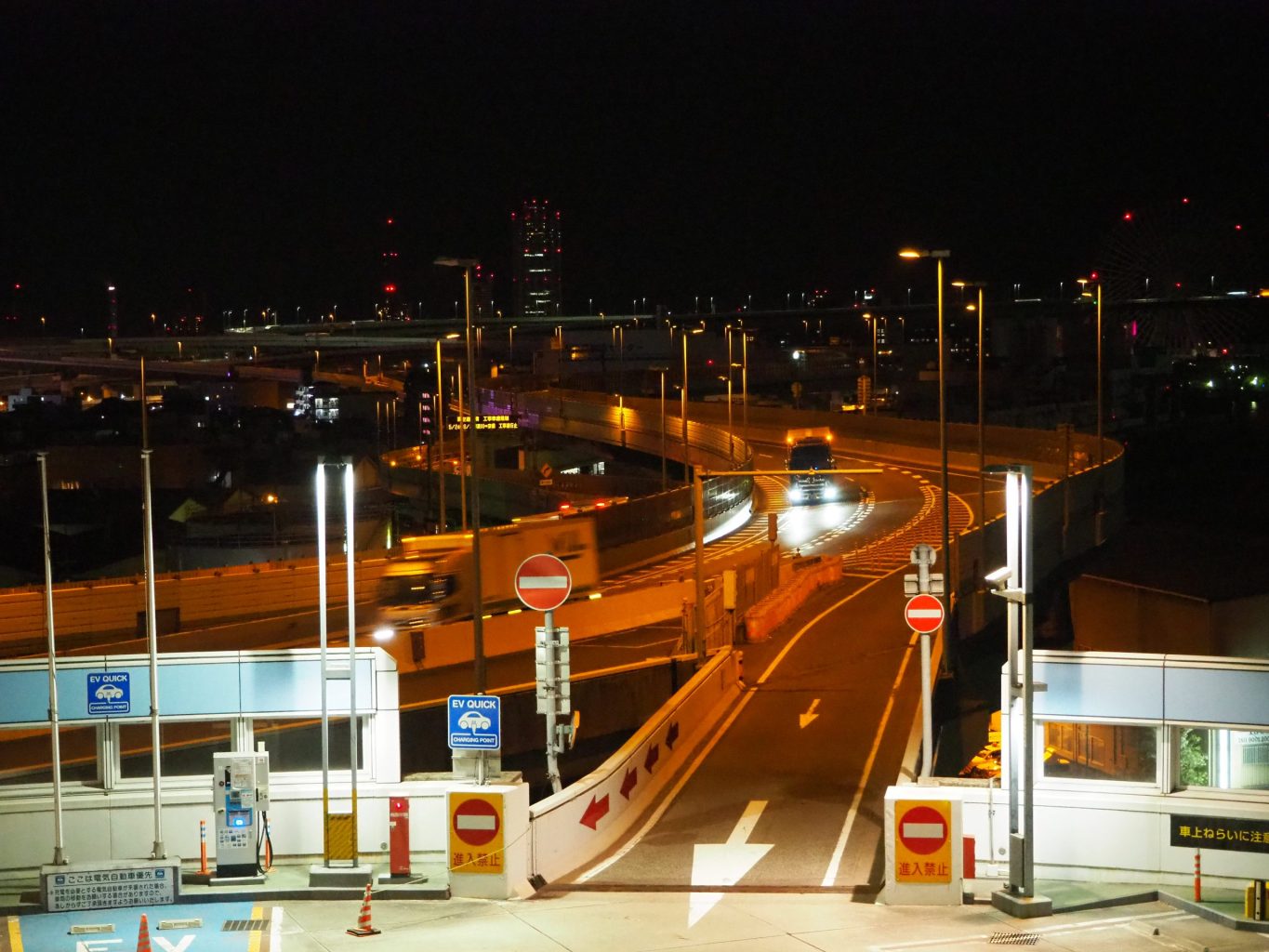 湊町パーキングエリア入口 ／ ゆずごフォト CC-BY フリー素材写真配布