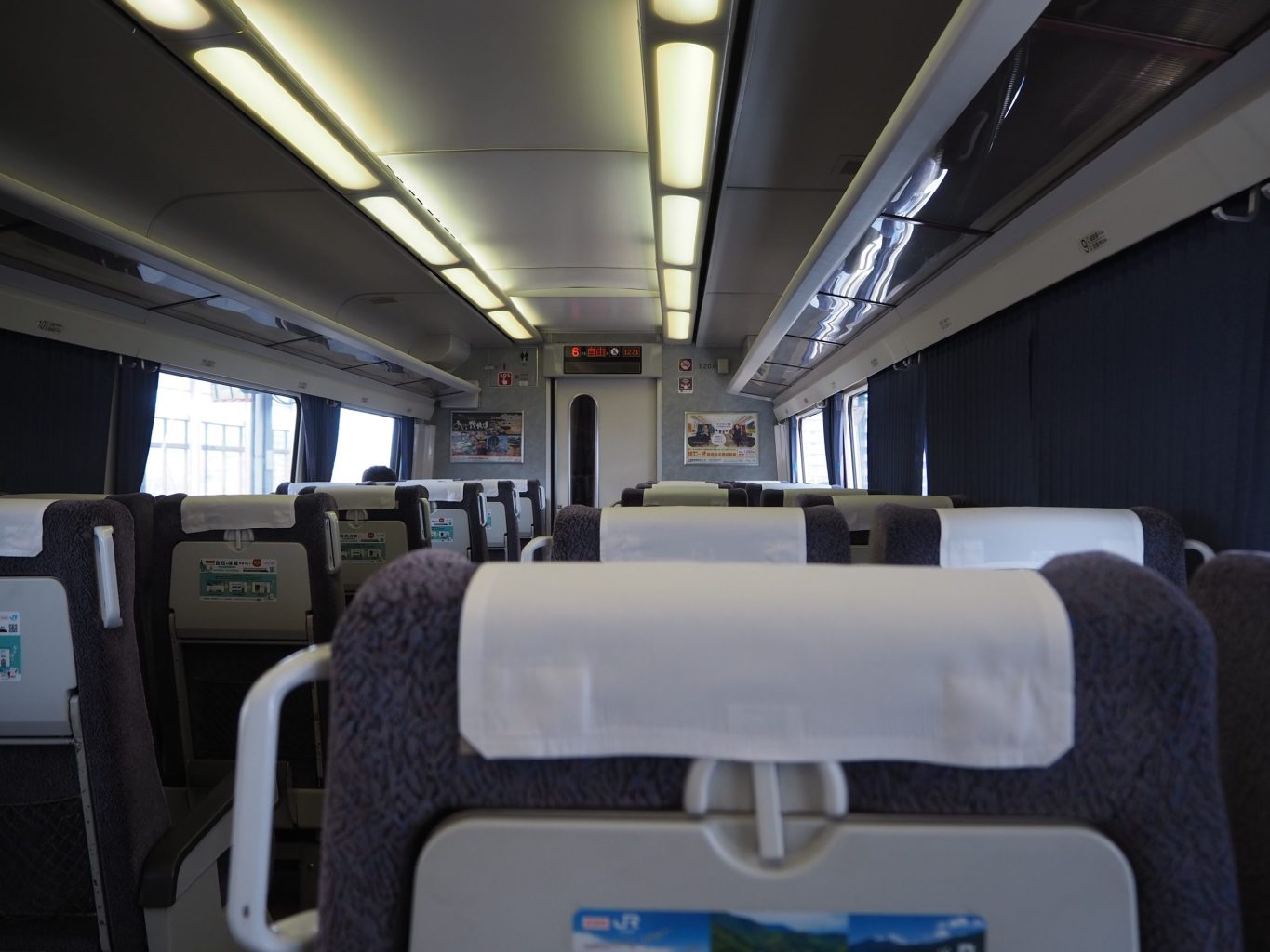 JR四国8000系電車「いしづち号」車内 ／ ゆずごフォト CC-BY フリー素材写真配布