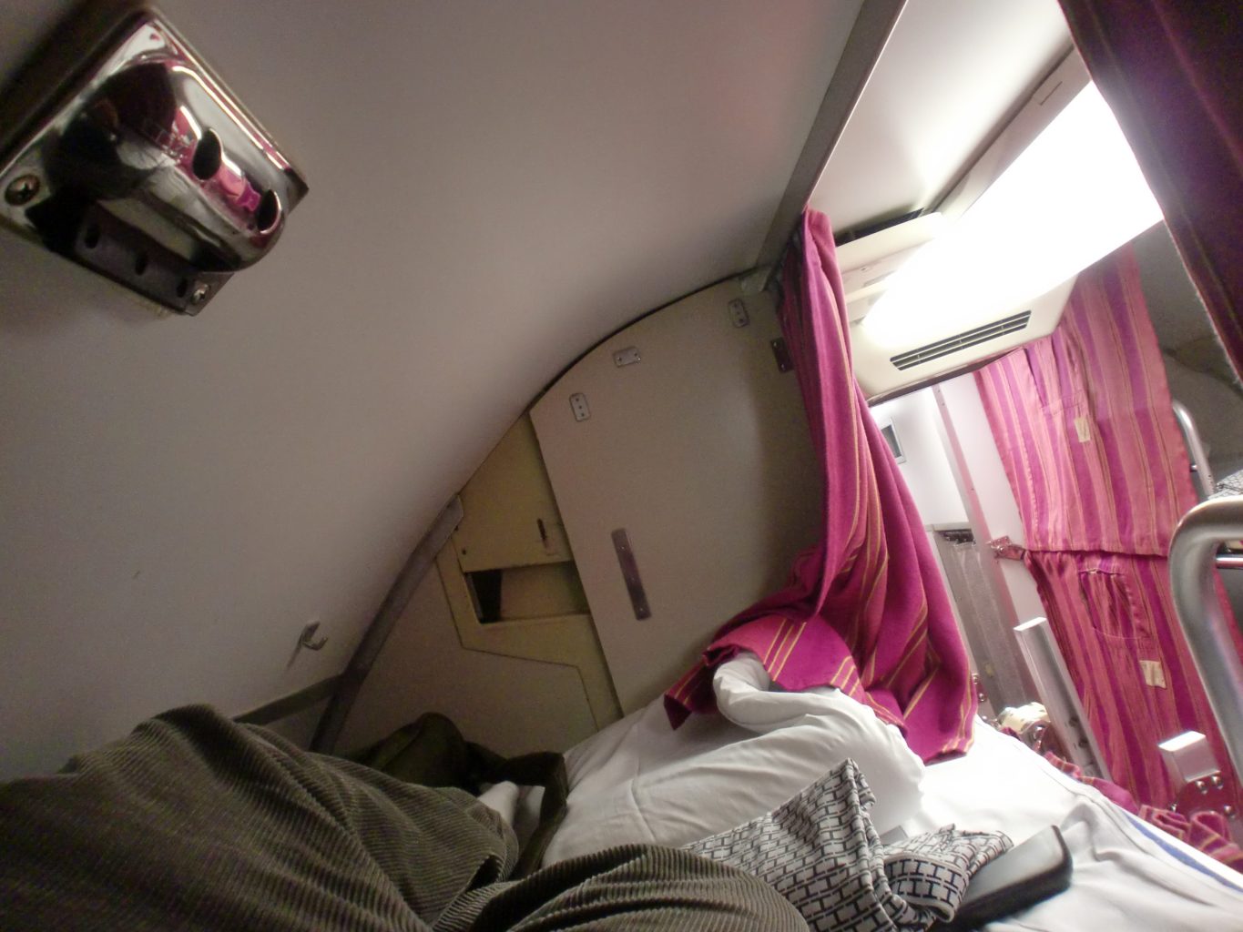 583系 急行きたぐに号 B寝台 上段 ／ ゆずごフォト CC-BY フリー素材写真配布