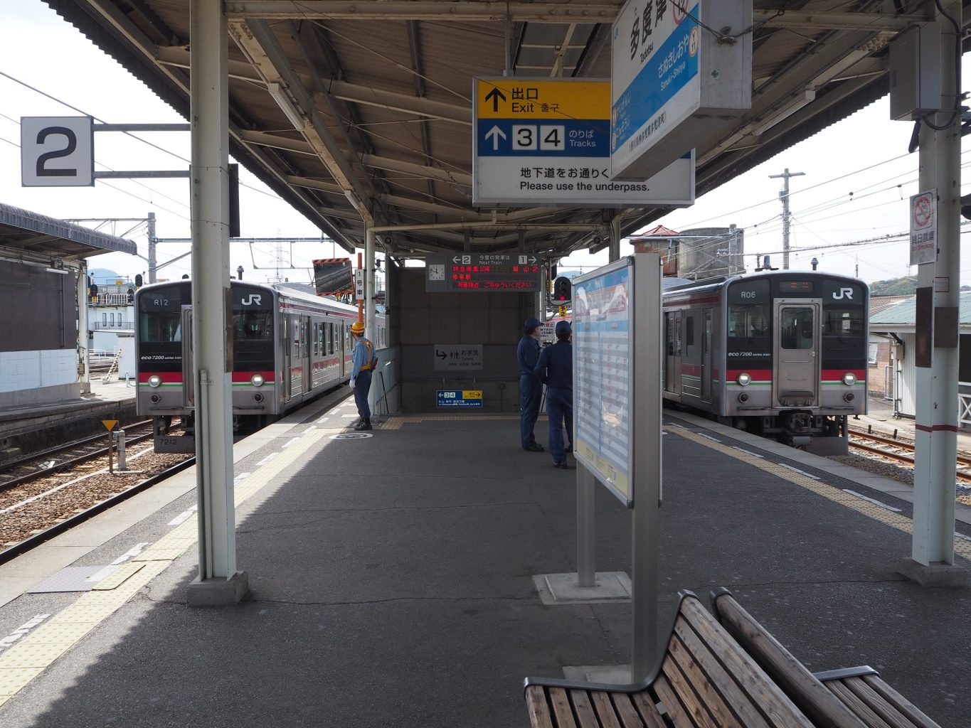 多度津駅に同時入線するJR四国7200系電車 ／ ゆずごフォト CC-BY フリー素材写真配布