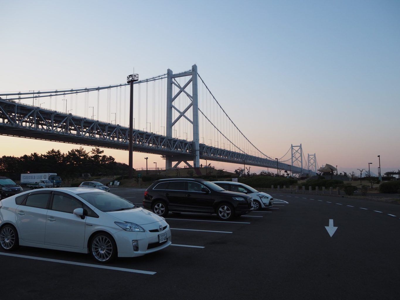 与島パーキングエリアと瀬戸大橋 1 ／ ゆずごフォト CC-BY フリー素材写真配布