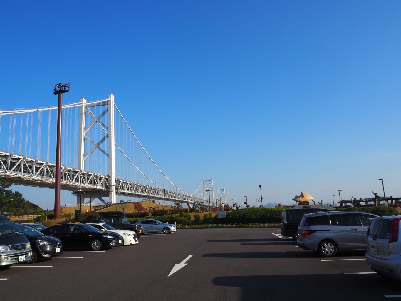 与島パーキングエリアと瀬戸大橋 2 ／ ゆずごフォト CC-BY フリー素材写真配布