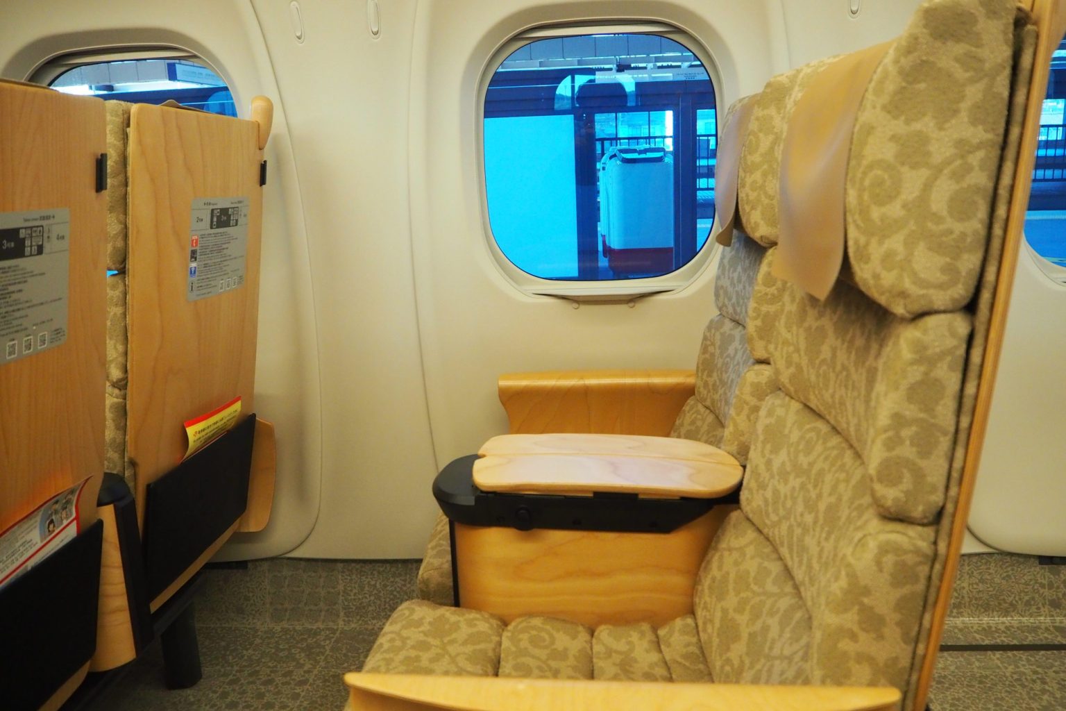 西九州新幹線 N700系 車内 3 ／ ゆずごフォト CC-BY フリー素材写真配布