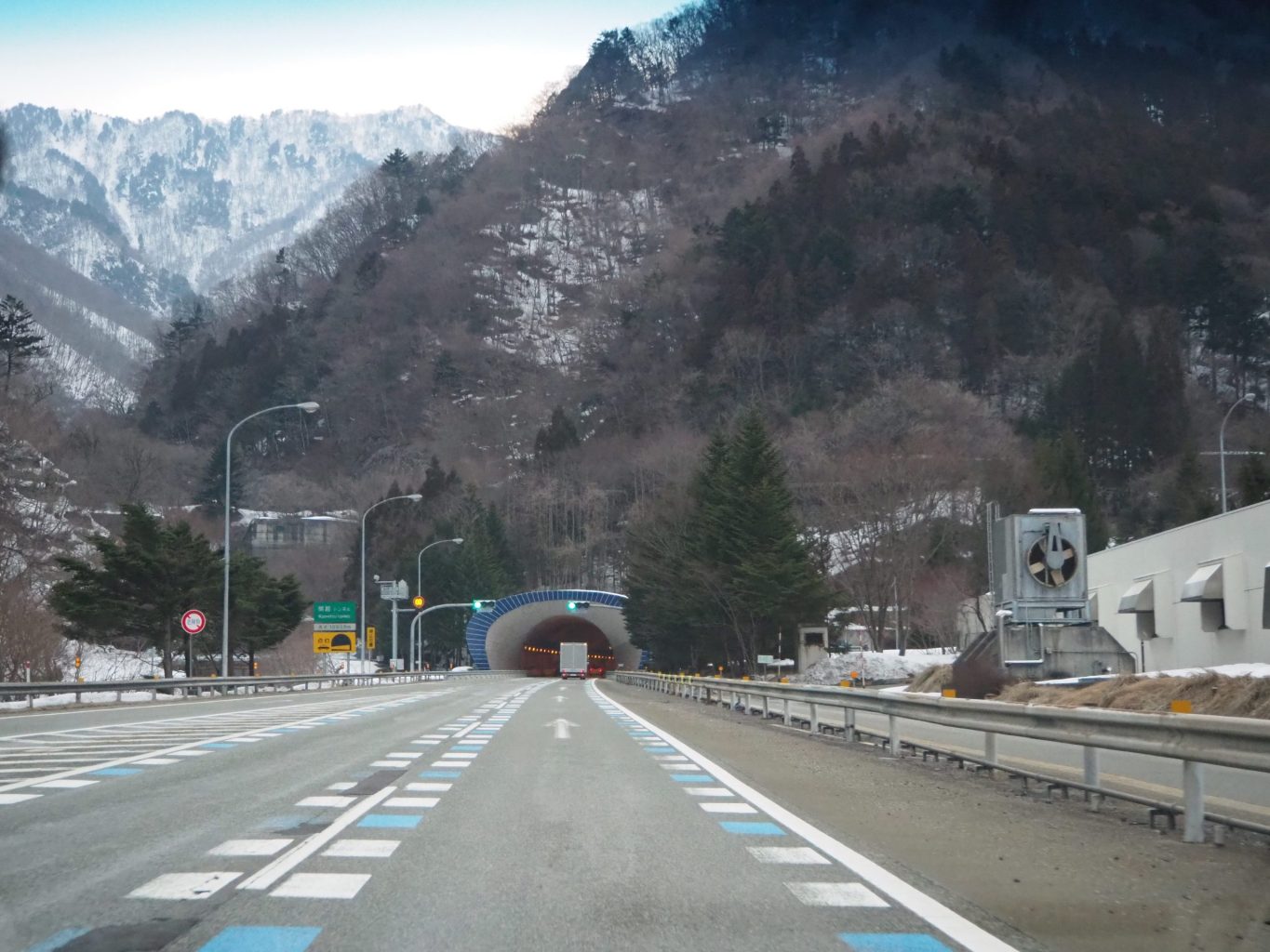 関越トンネル入口 1 ／ ゆずごフォト CC-BY フリー素材写真配布