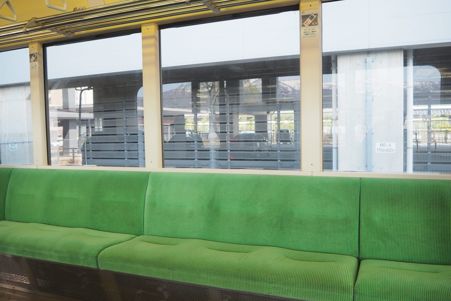 えちごトキめき鉄道 ET127系電車 車内 ／ ゆずごフォト CC-BY フリー素材写真配布