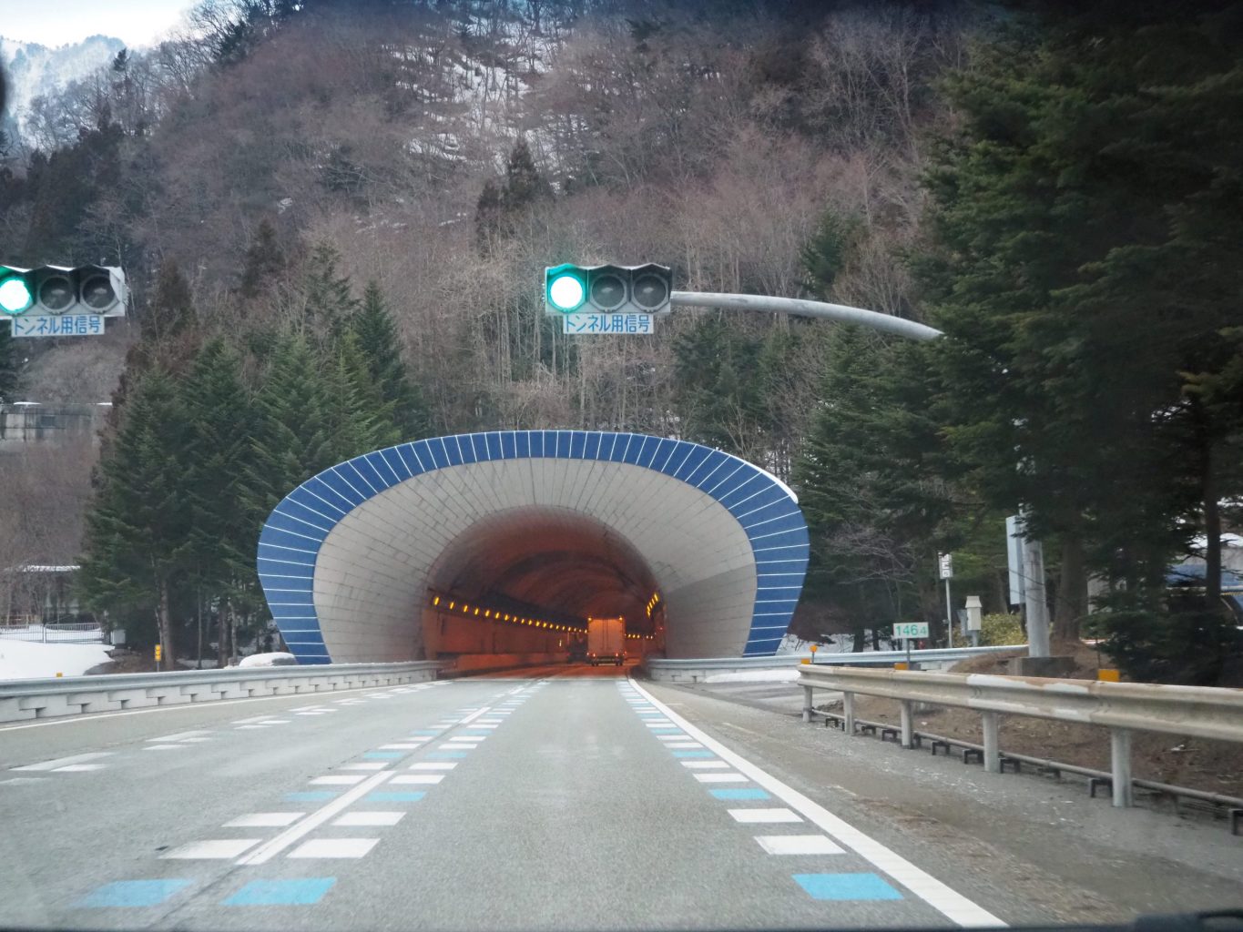 関越トンネル入口 2 ／ ゆずごフォト CC-BY フリー素材写真配布