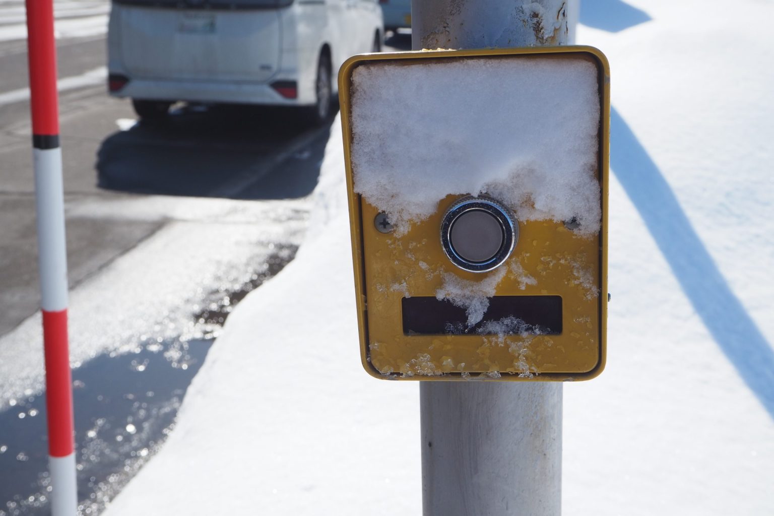 雪をかぶった信号の押ボタン ／ ゆずごフォト CC-BY フリー素材写真配布