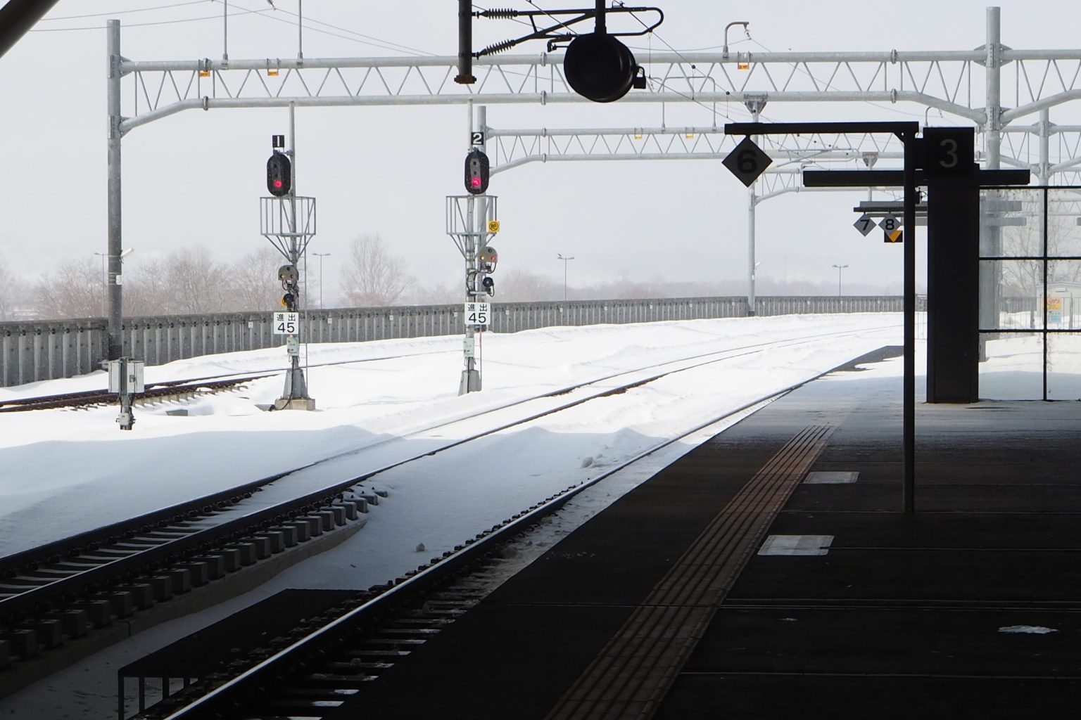 JR旭川駅 ホーム末端 ／ ゆずごフォト CC-BY フリー素材写真配布