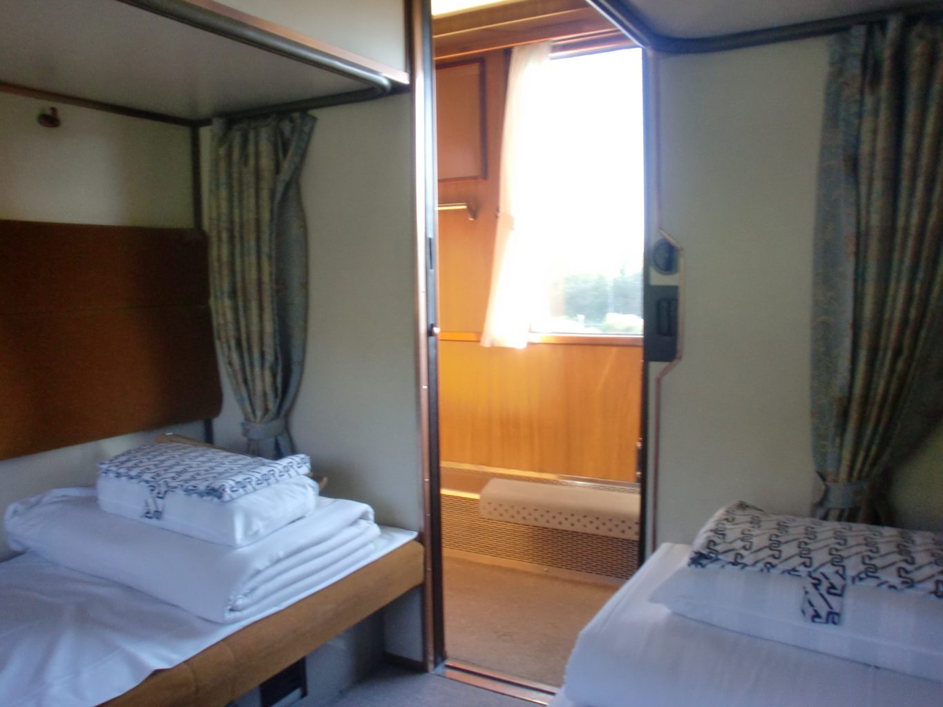 24系客車 北斗星号 2人用B寝台個室 車内 ／ ゆずごフォト CC-BY フリー素材写真配布