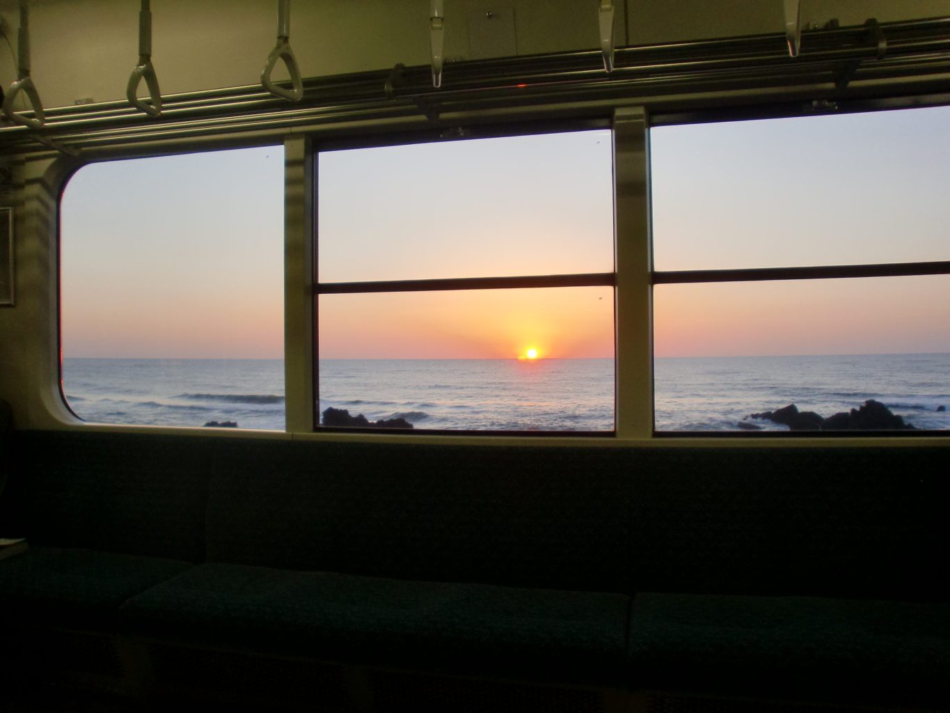 羽越本線列車内から見た日本海に沈む夕日／ ゆずごフォト CC-BY フリー素材写真配布