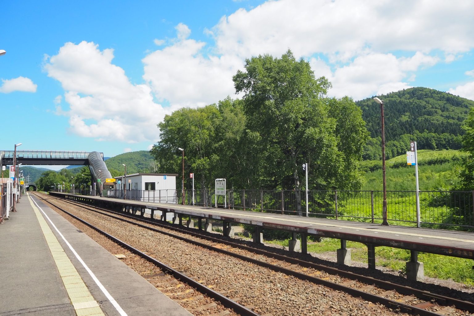 JR石勝線 トマム駅 ホーム 2 ／ ゆずごフォト CC-BY フリー素材写真配布