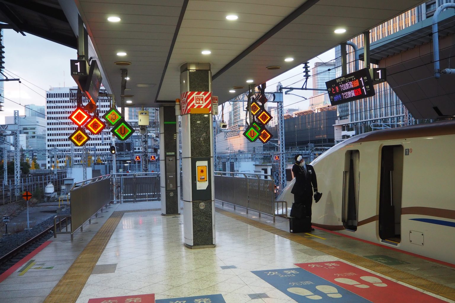 JR東北新幹線 東京駅 ホーム末端 ／ ゆずごフォト CC-BY フリー素材写真配布