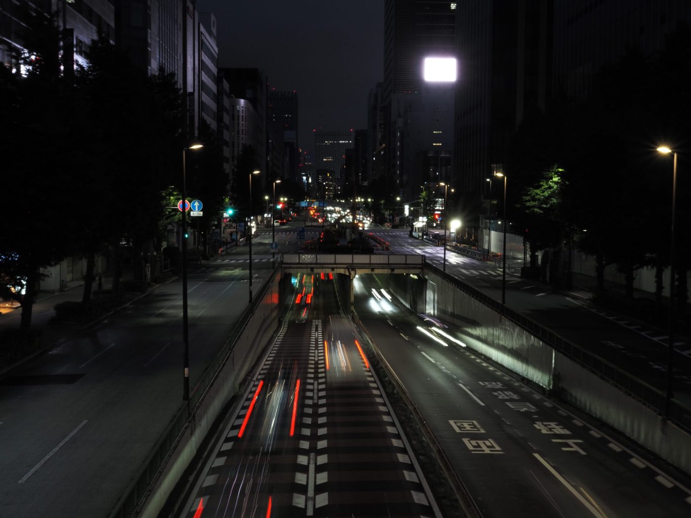 昭和通りアンダーパス 夜景 2 ／ ゆずごフォト CC-BY フリー素材写真配布