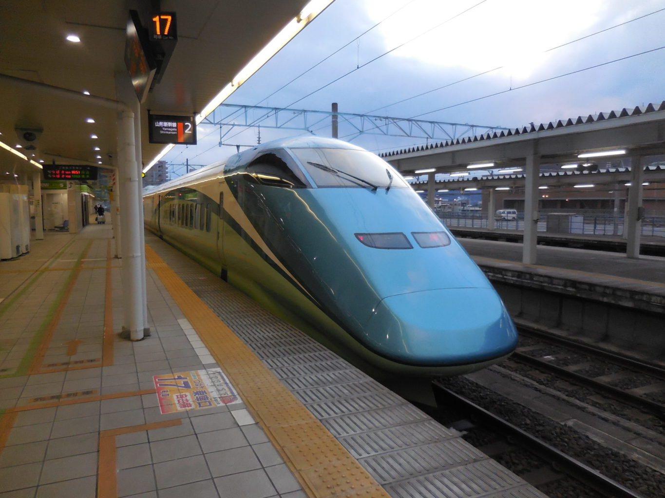 E3系新幹線「とれいゆつばさ号」 2 ／ ゆずごフォト CC-BY フリー素材写真配布