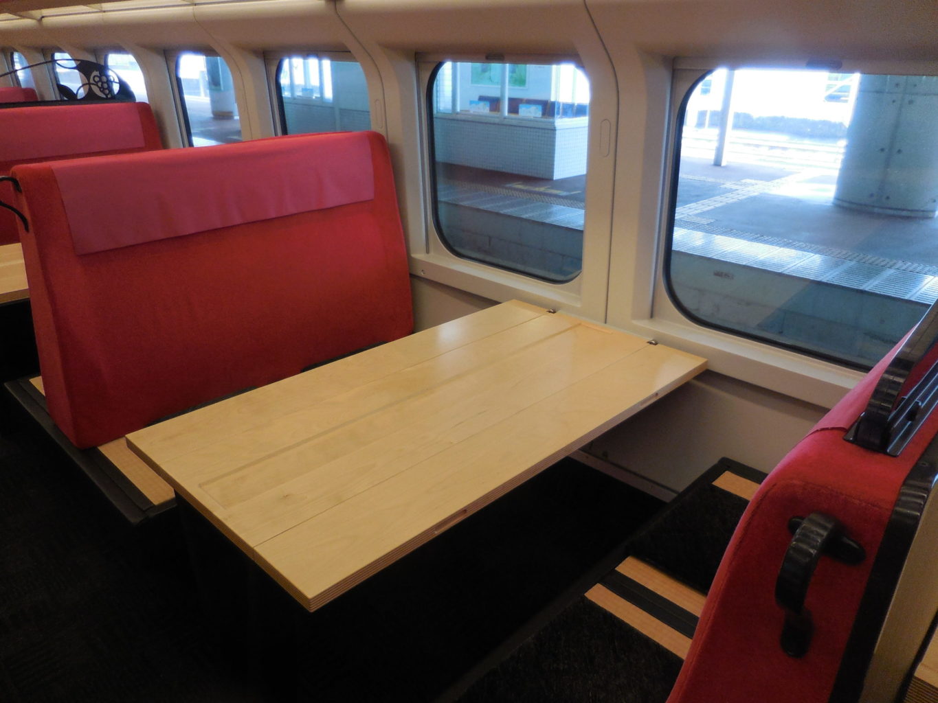 E3系新幹線「とれいゆつばさ号」 車内 1 ／ ゆずごフォト CC-BY フリー素材写真配布