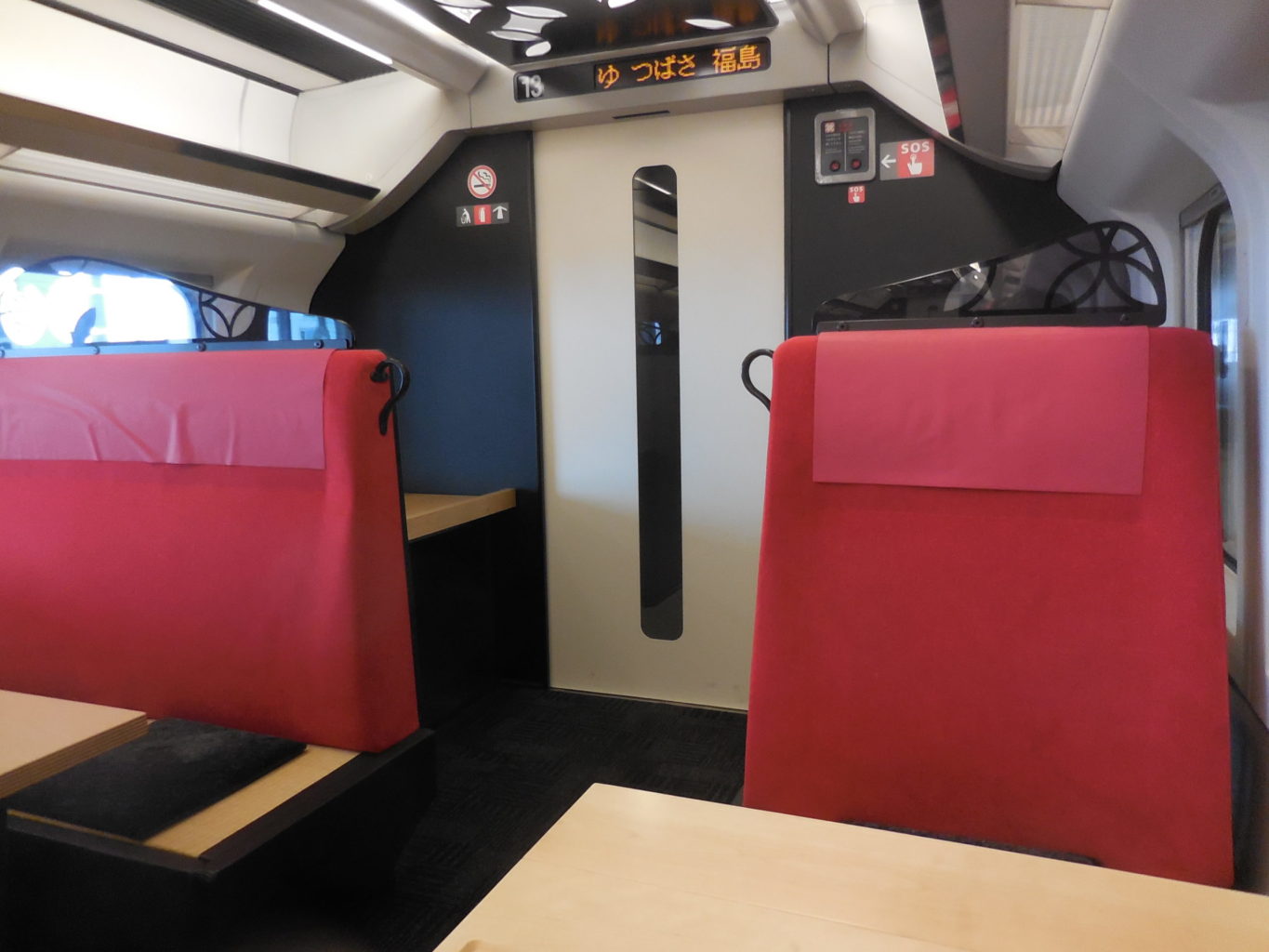 E3系新幹線「とれいゆつばさ号」 車内 2 ／ ゆずごフォト CC-BY フリー素材写真配布