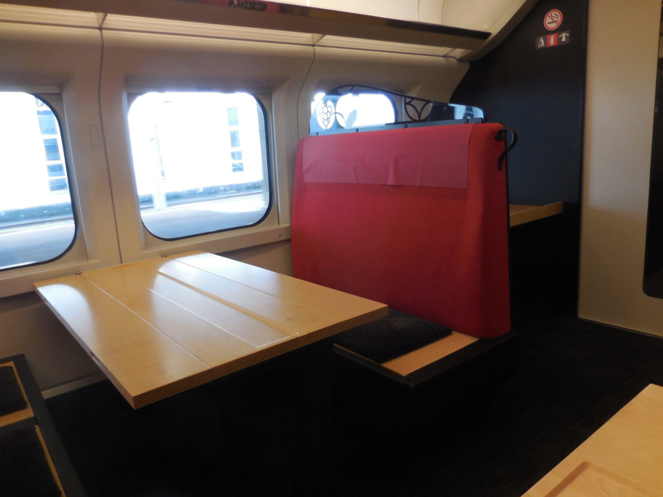 E3系新幹線「とれいゆつばさ号」 車内 3 ／ ゆずごフォト CC-BY フリー素材写真配布