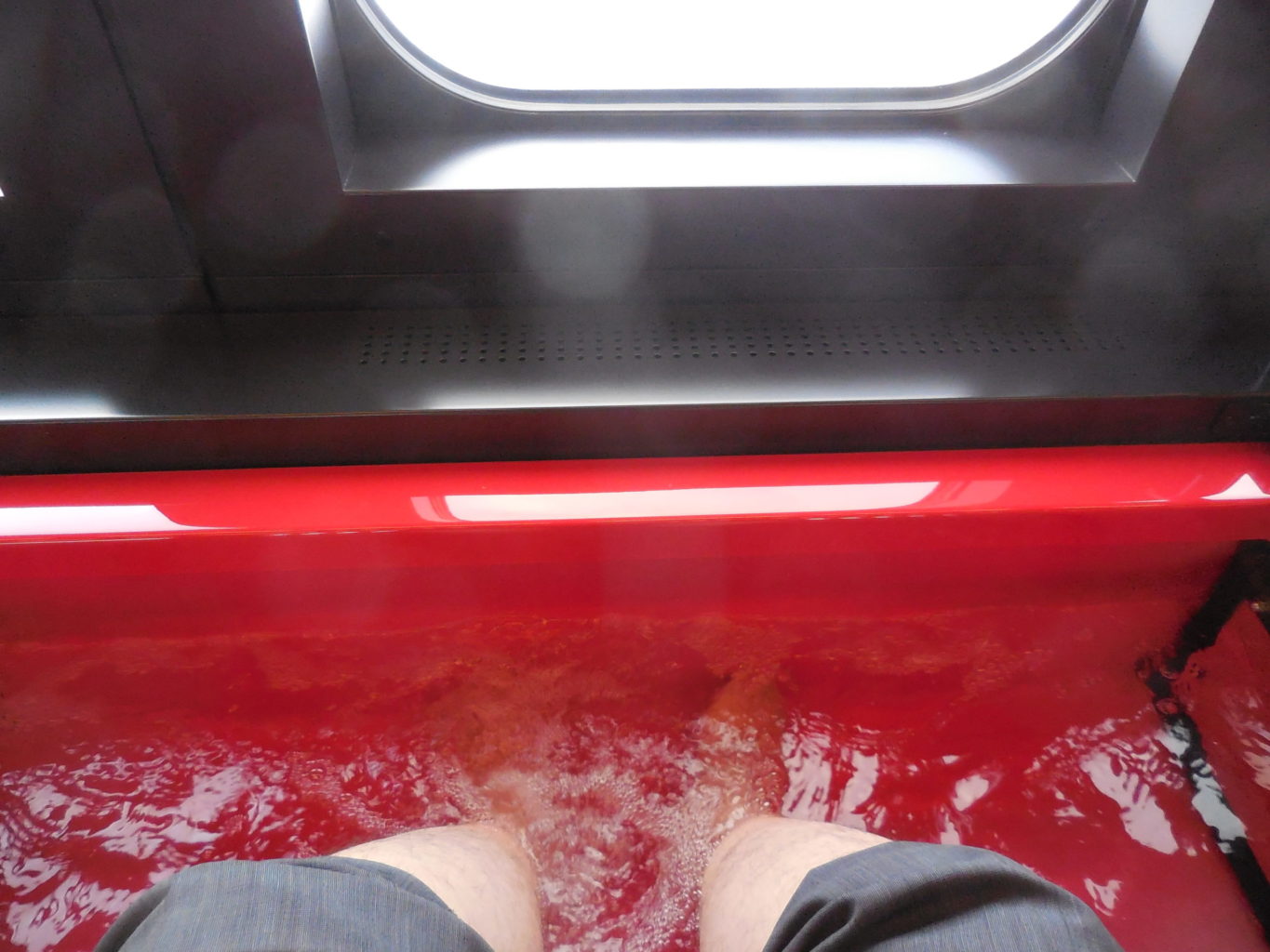 E3系新幹線「とれいゆつばさ号」 足湯 ／ ゆずごフォト CC-BY フリー素材写真配布