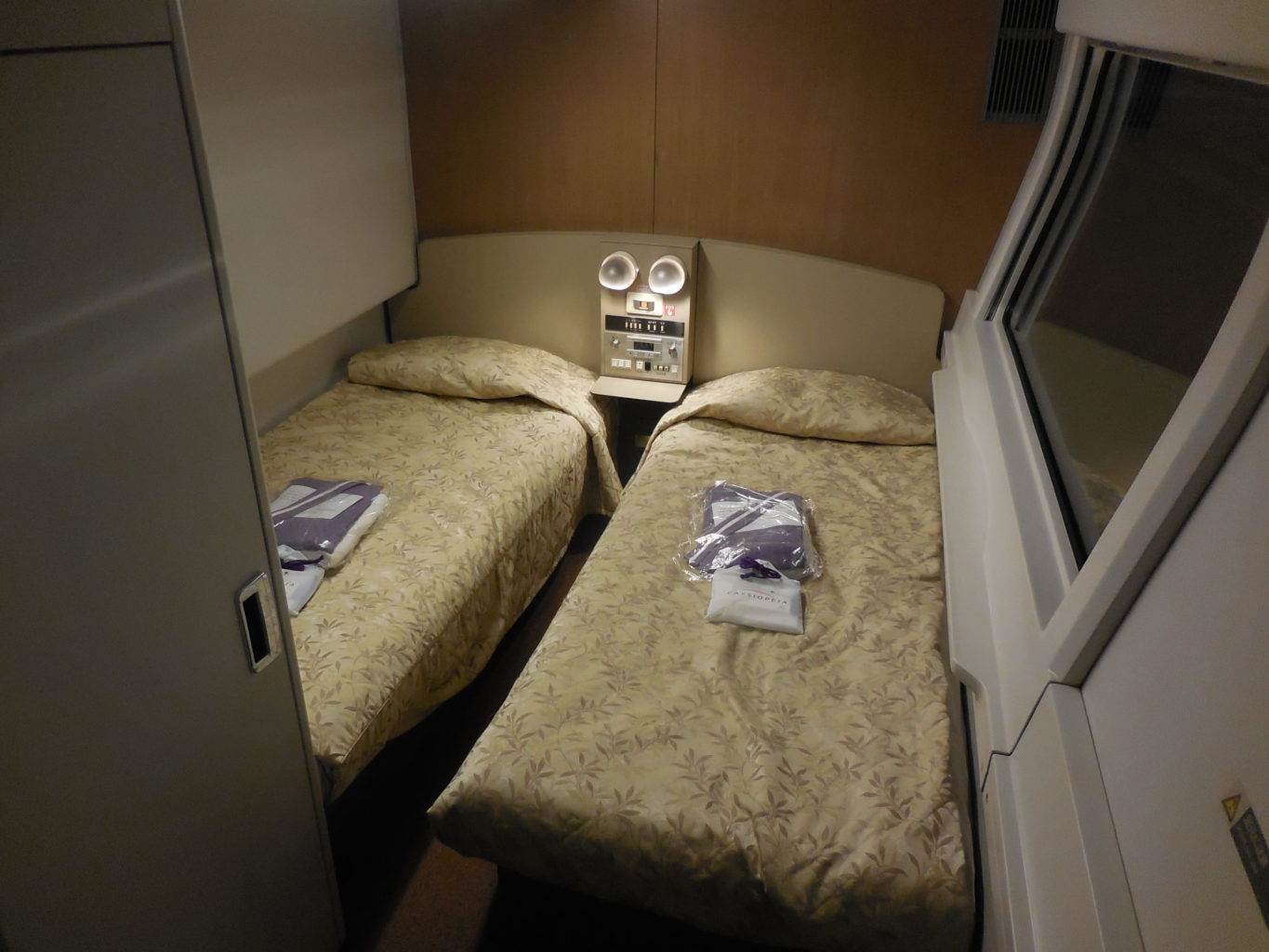 寝台特急「カシオペア号」 カシオペアスイート 車内 3 ／ ゆずごフォト CC-BY フリー素材写真配布