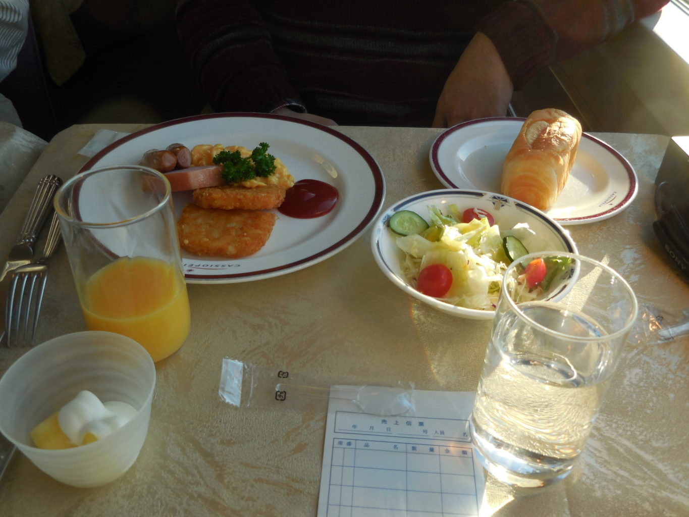 寝台特急「カシオペア号」 朝食（洋食） ／ ゆずごフォト CC-BY フリー素材写真配布