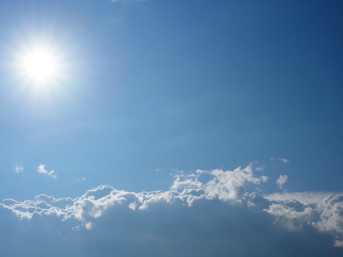 青空と太陽 2 ／ ゆずごフォト CC-BY フリー素材写真配布