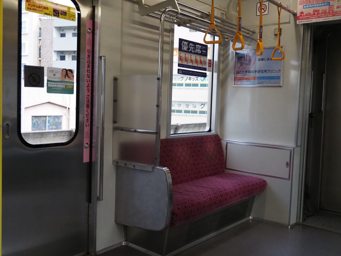 埼玉高速鉄道2000系電車 車内 ／ ゆずごフォト CC-BY フリー素材写真配布